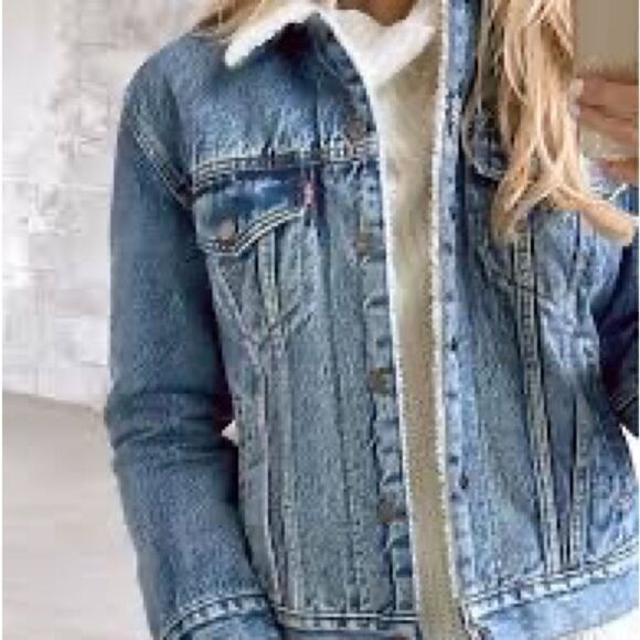 Levi’s Ex Boyfriend Sherpa Lined Trucker Denim Jacket Aritzia Womens S - Picture 2 of 11